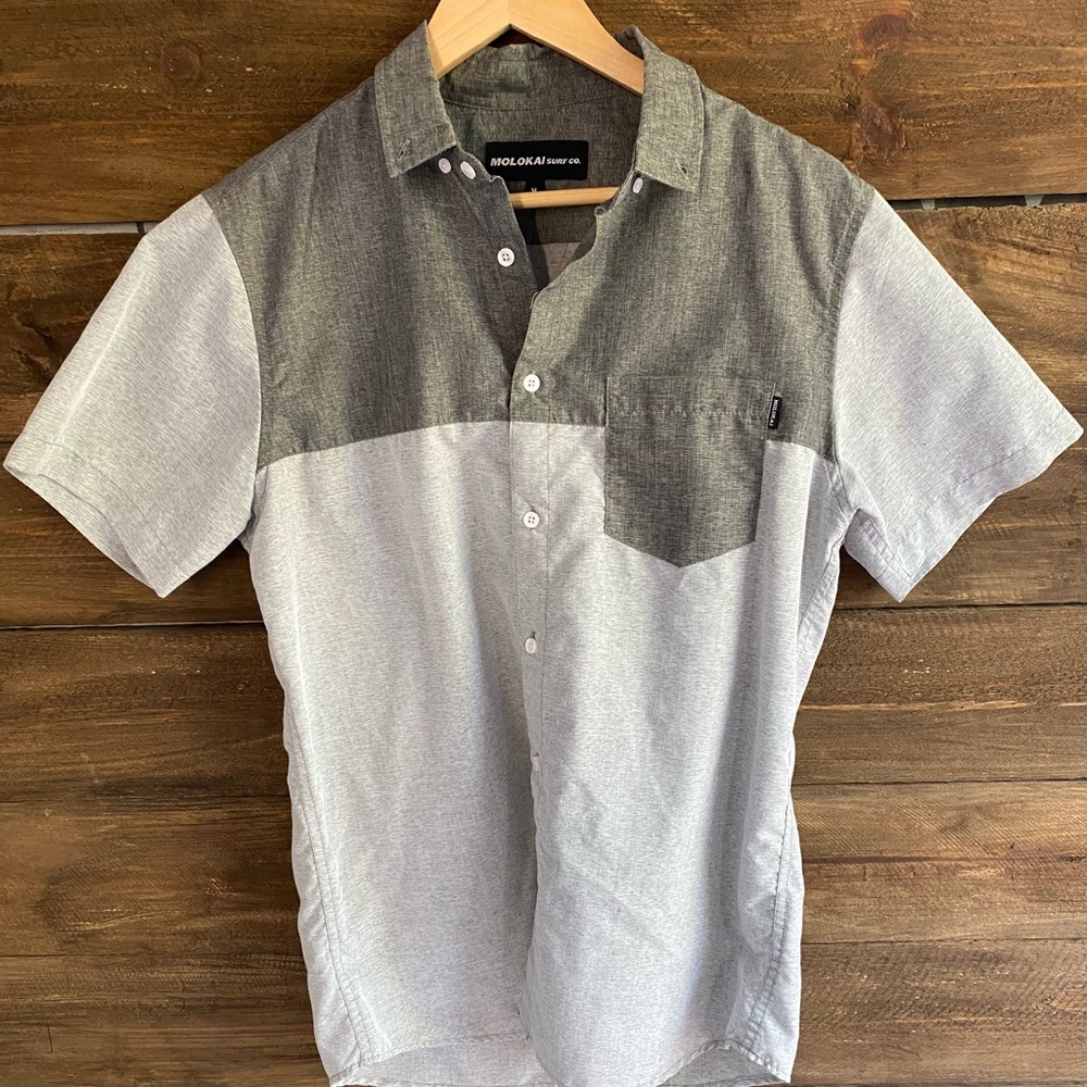 MOLOKAI SURF CO.  Men button up shirt short sleeves size M